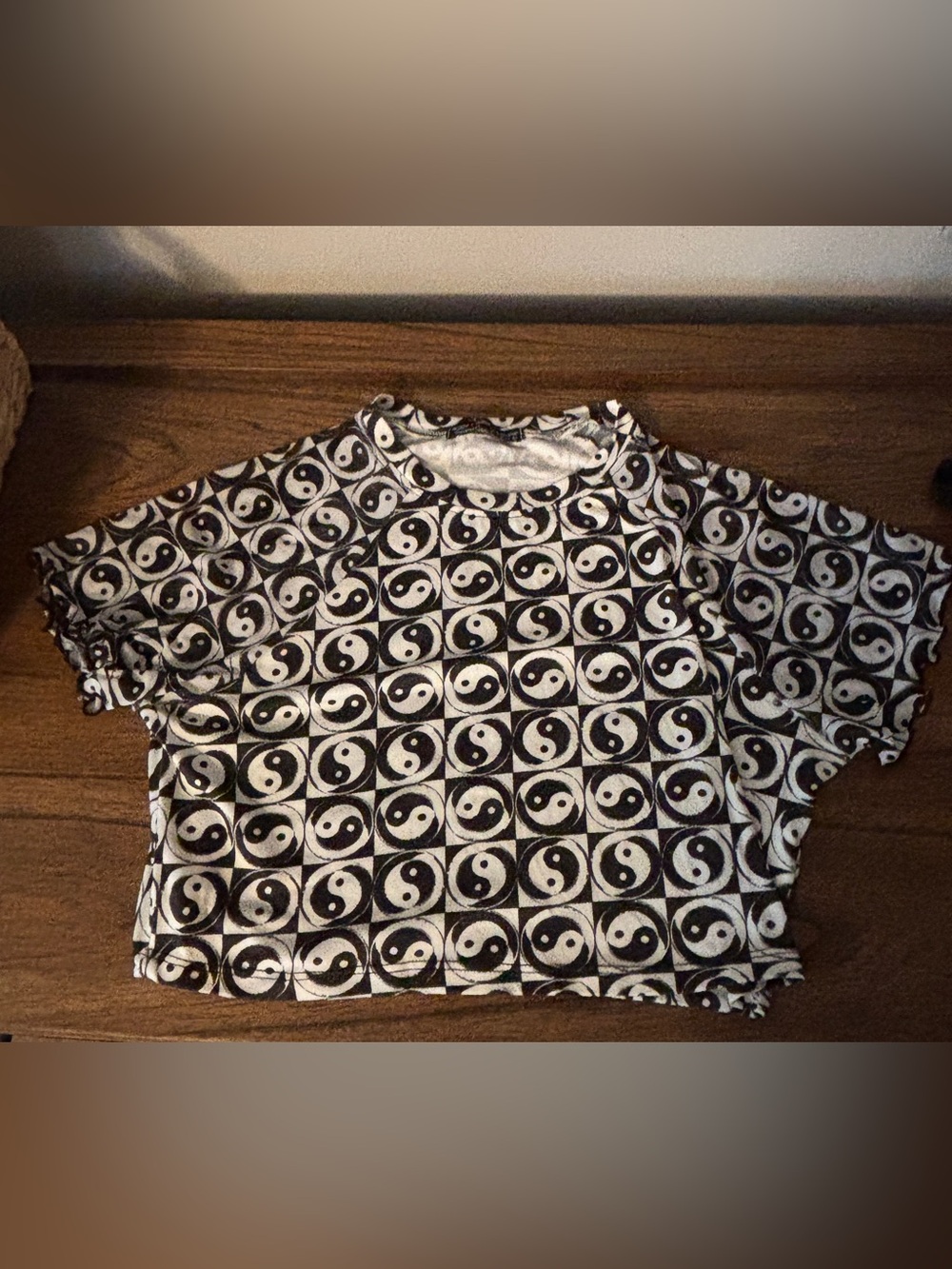 90s Y2K Yin & Yang black and white crop top